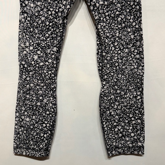 Lululemon Align High-Rise Crop 23" Venture Floral Alpine White Black Size 4 - Picture 8 of 9